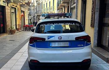 15072026 auto polizia municipale sul corso castellabate