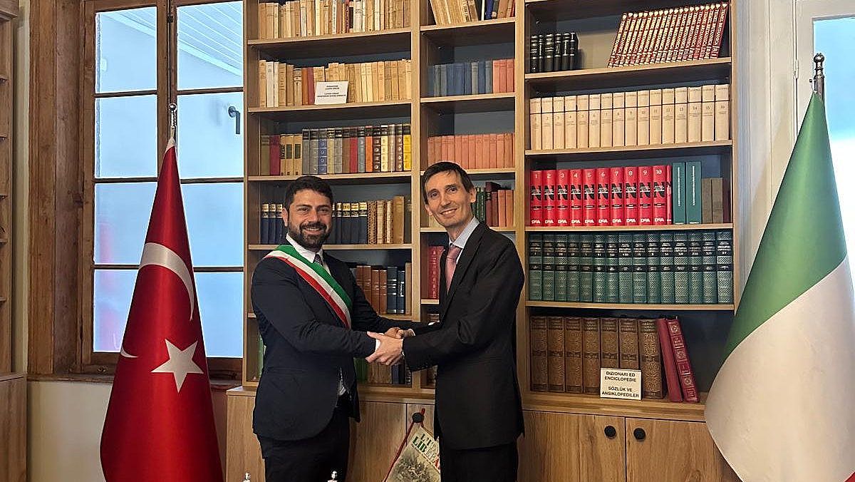 15102025 stefano sansone con il console italiano bianchi in turchia  15102025 stefano sansone con il console italiano bianchi in turchia