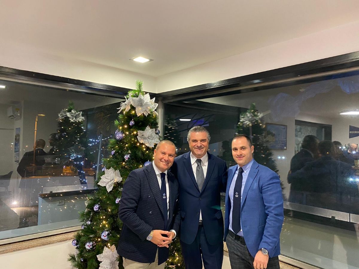 taglio nastro con alfieri