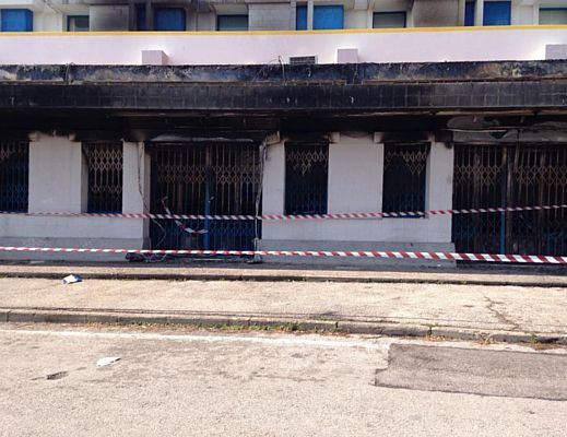 16032014 foto supermercato incendiato