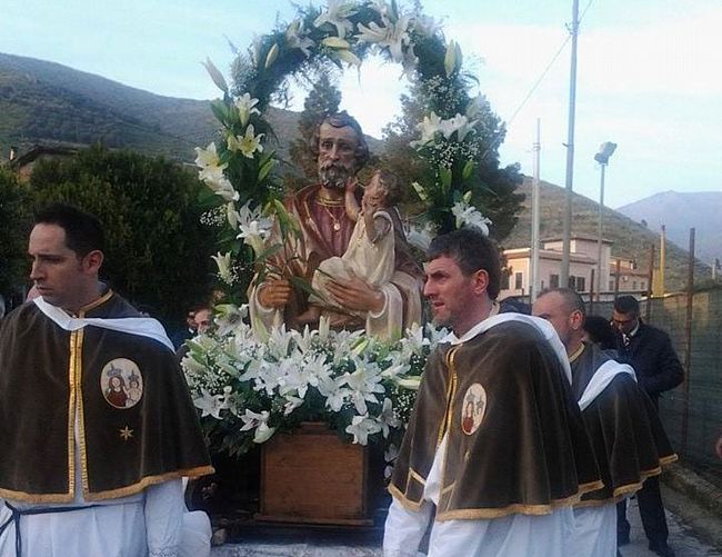 16032017 confraternita in processione 1
