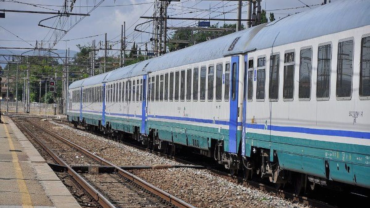 16042024 treno in stazione