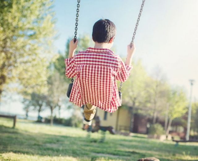 16062015 bambini sull altalena