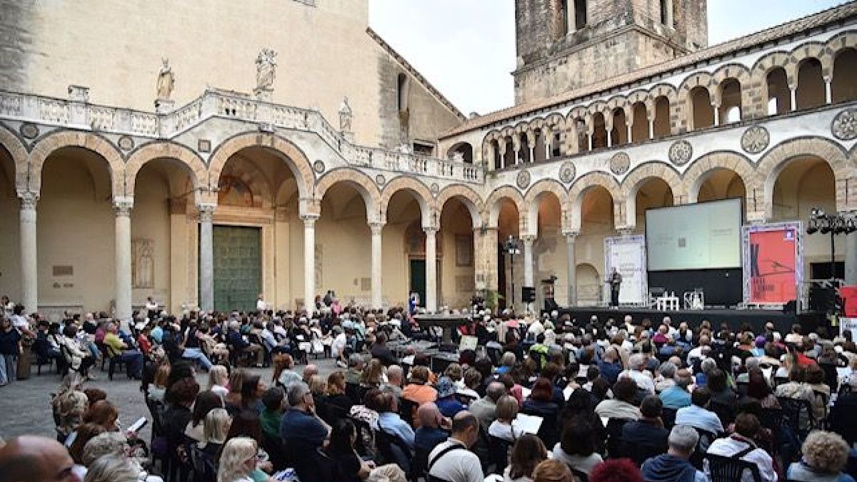 16062024 salerno letteratura pubblico nel cortile