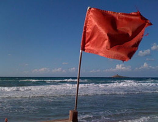 16082014 mare agitato bandiera rossa