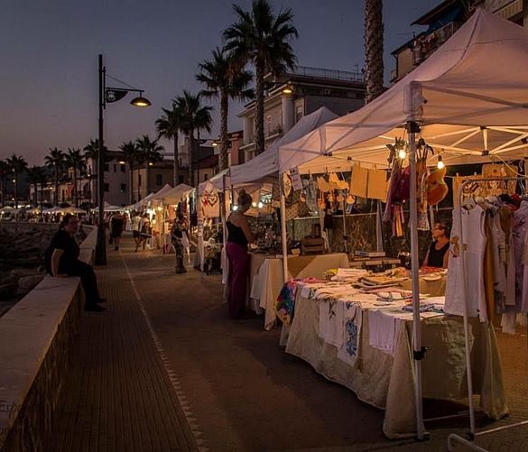 16082016 mercatini estivi castellabate notte