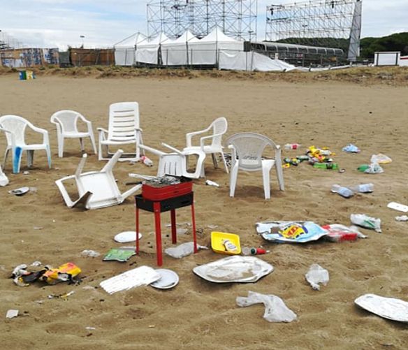 16082018 spiaggia sporca ferragosto