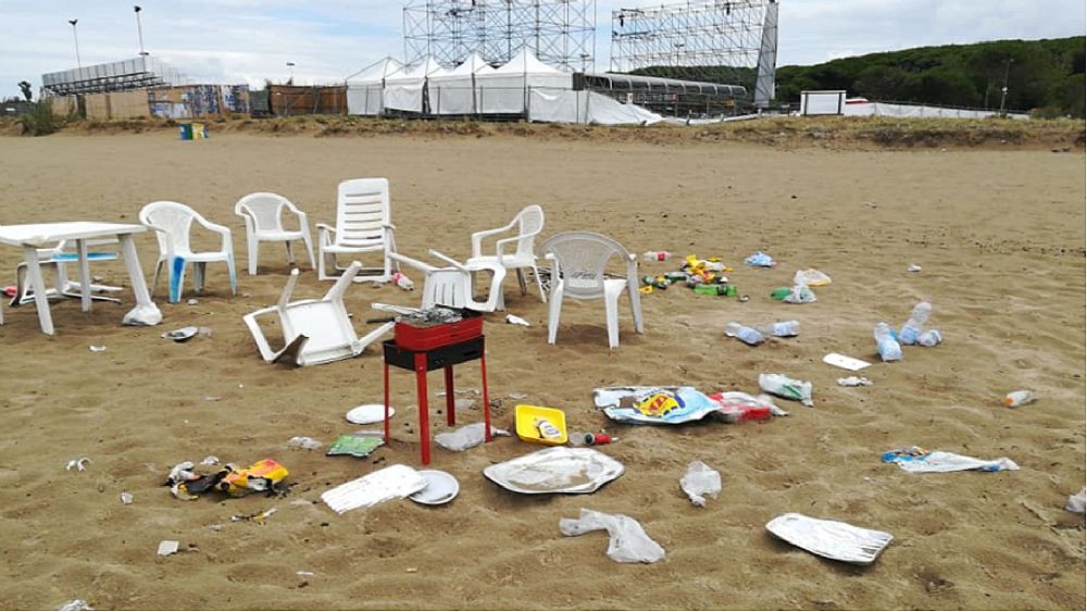 16082018 spiaggia sporca ferragosto