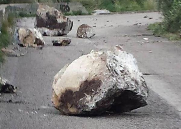 grande masso frana strada