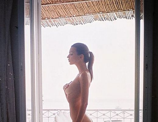 17022016 Emily Ratajkowsky a Positano
