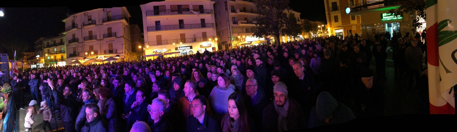 piazza piena di gente per franco alfieri