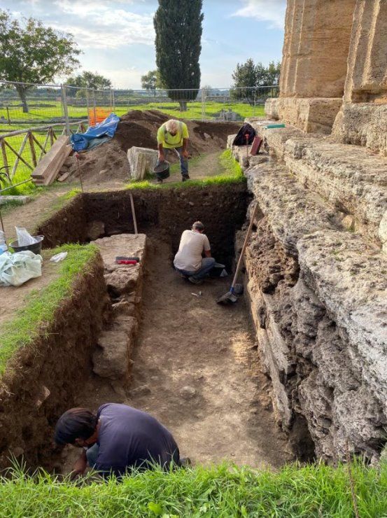 scavi tempio di nettuno particolare