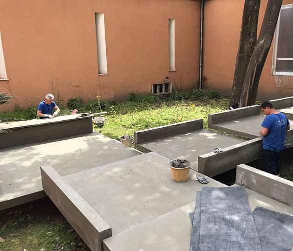 17042018 operai al lavoro nel giardino