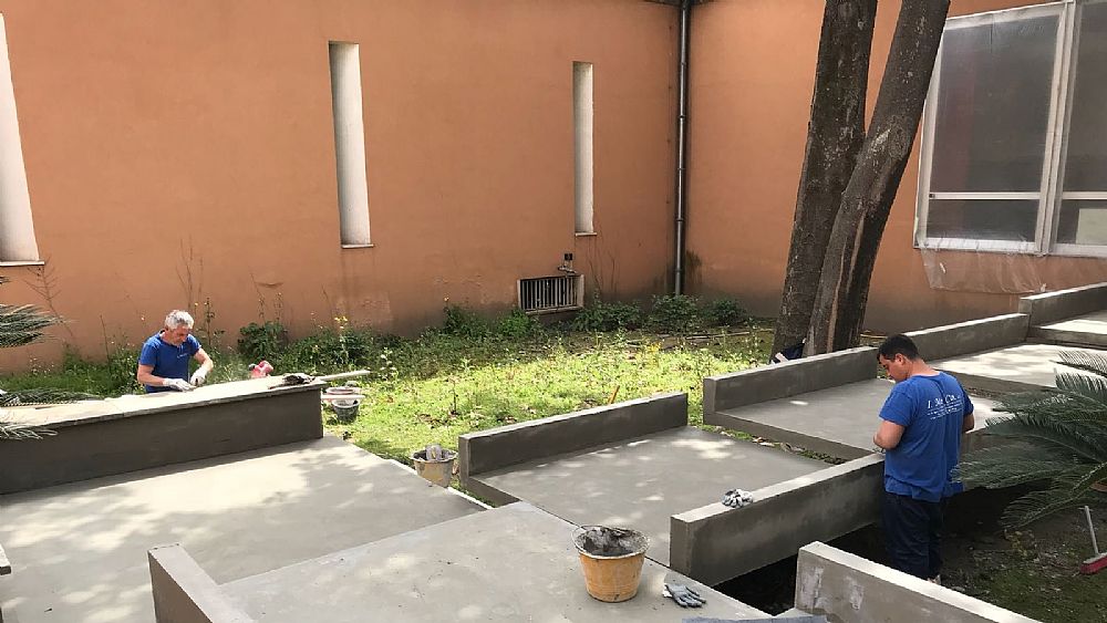 17042018 operai al lavoro nel giardino