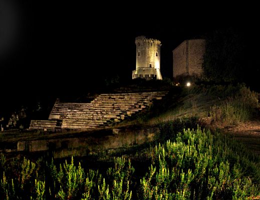 17072013 veduta dellacropoli di Elea notte