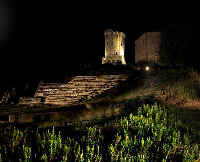 17072013 veduta dellacropoli di Elea notte