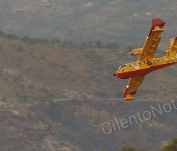 17072017 incendi cilento canadair