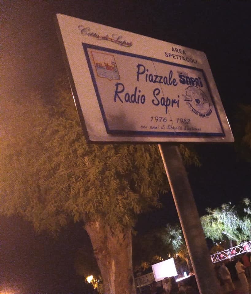 piazzale con targa radio sapri
