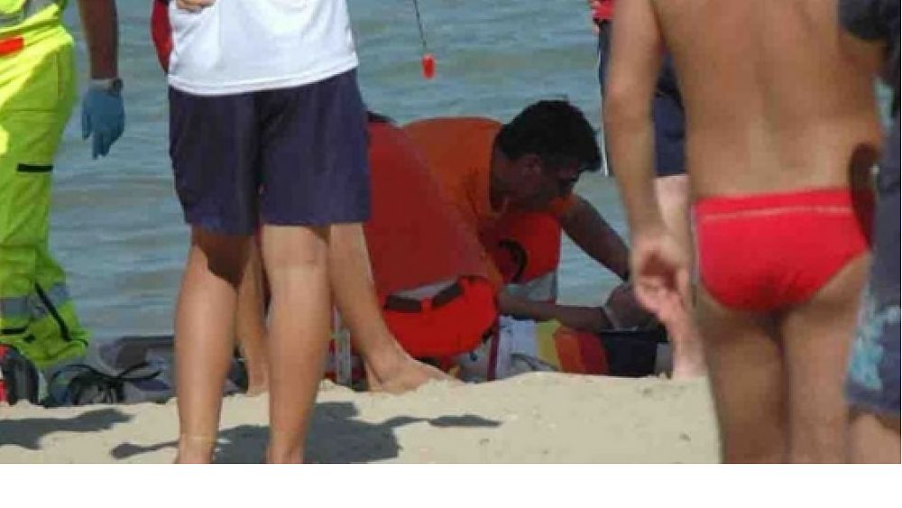 17082016 ambulanza spiaggia 17082016 ambulanza spiaggia