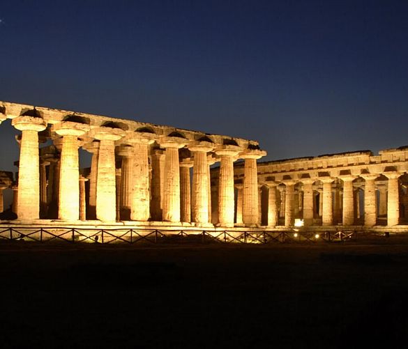 17082016 paestum tempio nettuno illuminato