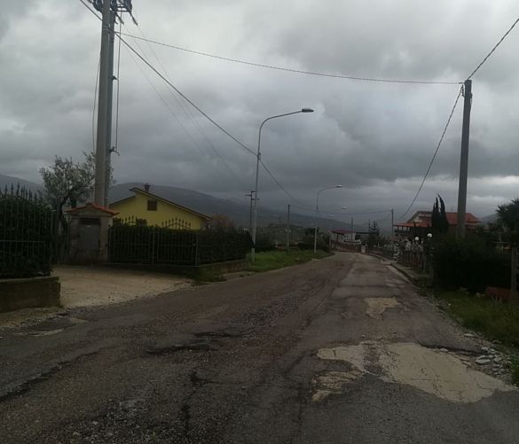 18012018 strada piena di buche