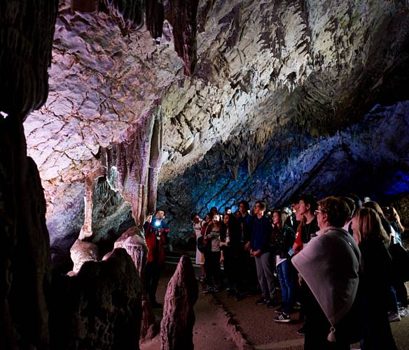 18032026 turisti nelle grotte pertosa