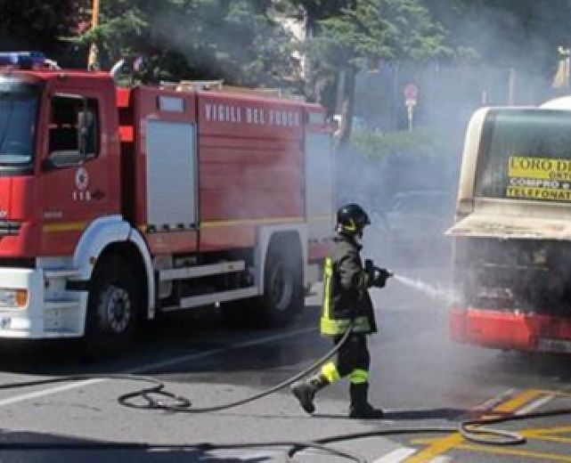 18042015 bus in fiamme