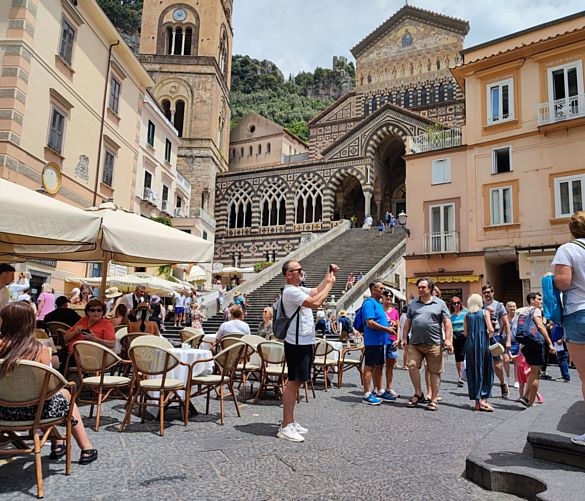 18062022 amalfi turisti in piazza duomo   ph susy pepe