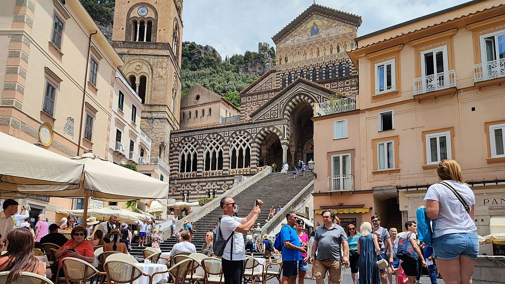 18062022 amalfi turisti in piazza duomo   ph susy pepe