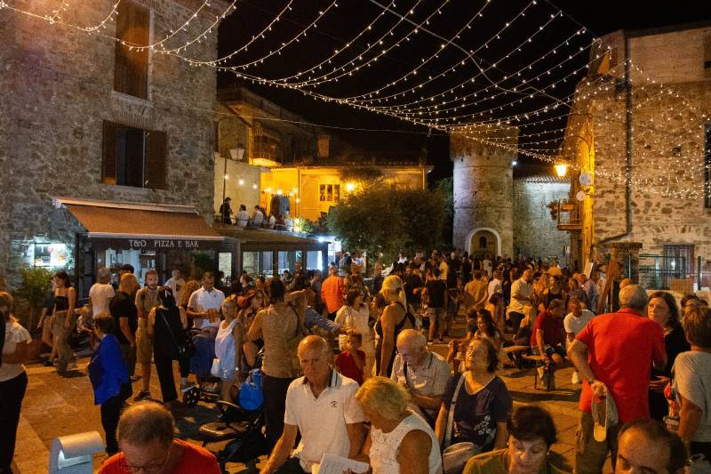 tanta gente alla festa della cipolla