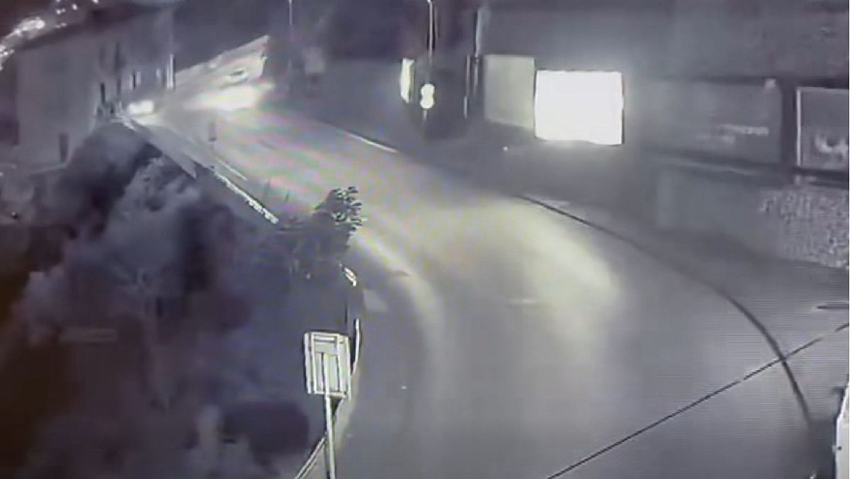 Auto nel vuoto sulla curva pericolosa di via Benedetto Croce, il video di Salerno Notizie