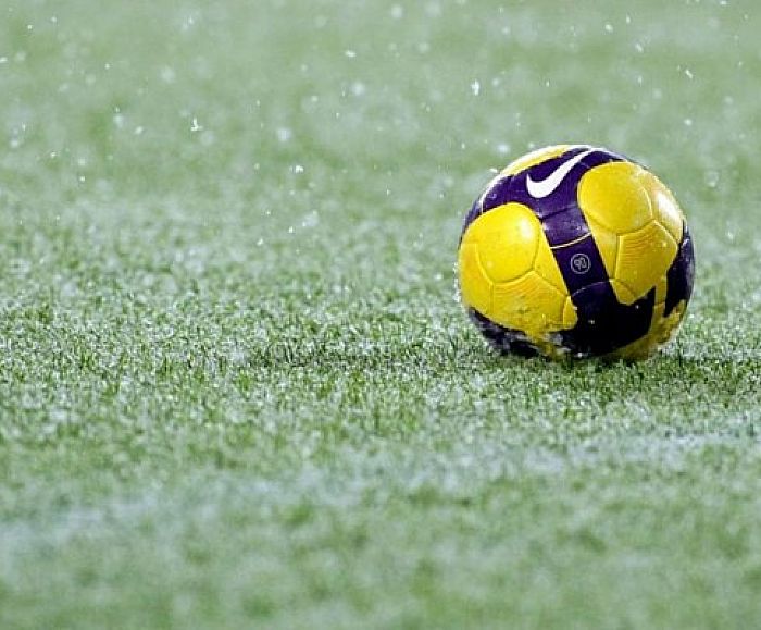 19022016 pallone calcio pioggia