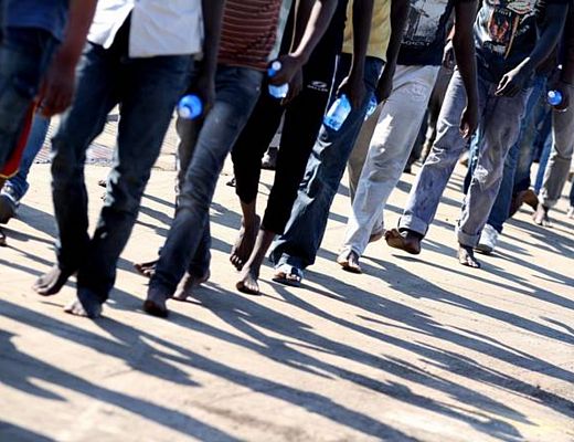 19072014 migranti salerno porto