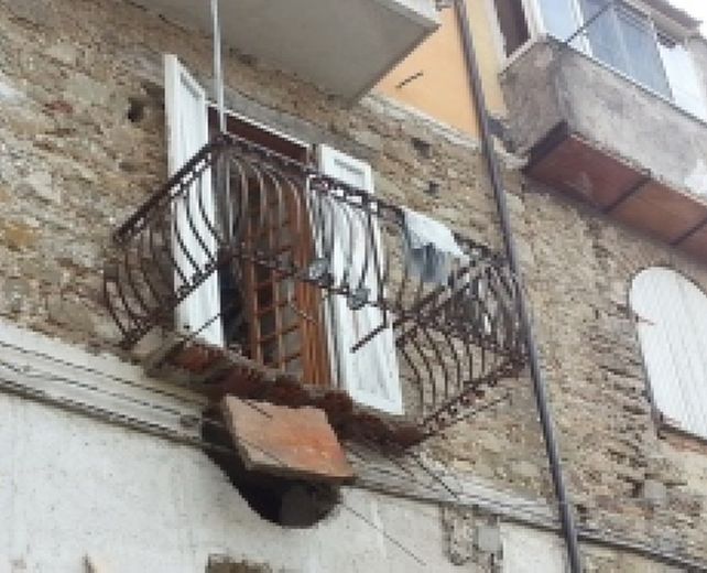 19102013 crollo balcone agropoli