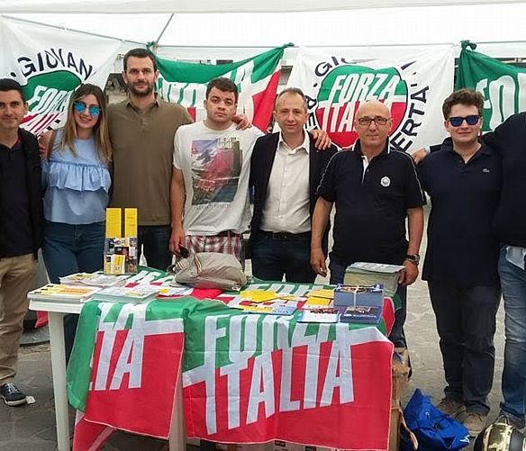 19102016 gazebo forza italia salerno