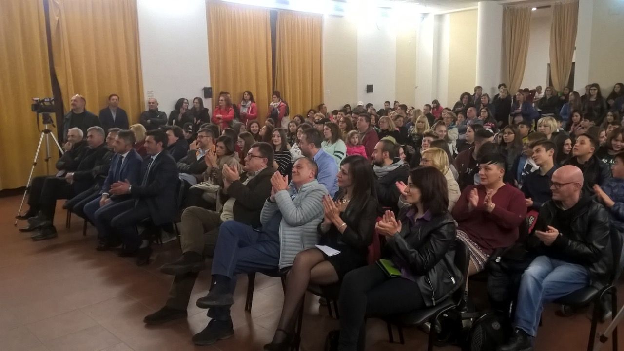 corto broken pubblico