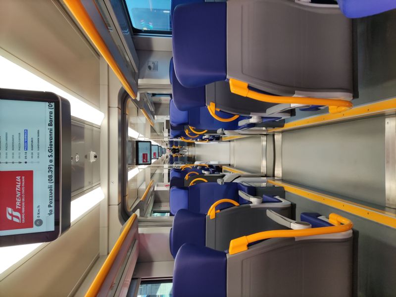 interno di un treno pop