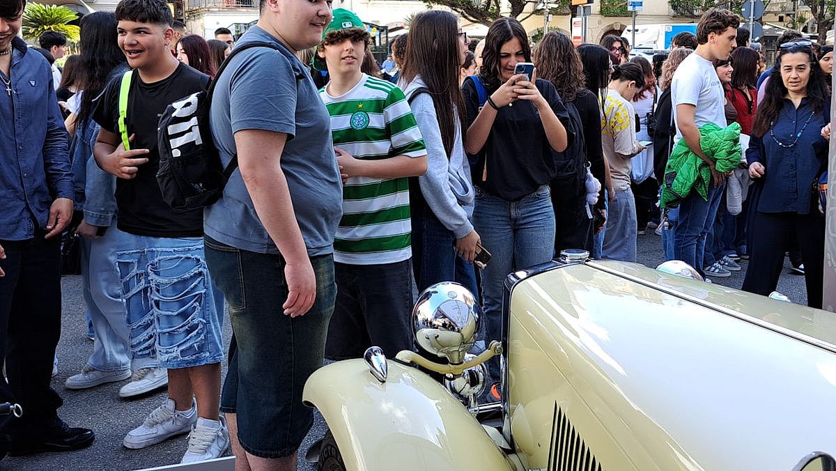 20092025 ragazzi in visita alle auto storiche aci salerno  20092025 ragazzi in visita alle auto storiche aci salerno