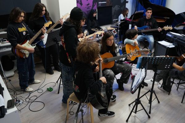 musicisti giovanissimi suonano i pooh