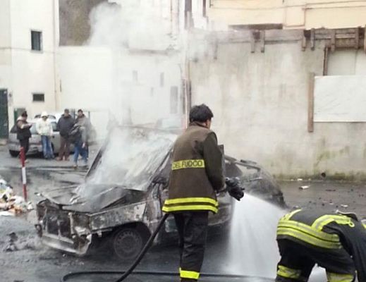 21012015 auto a fuoco