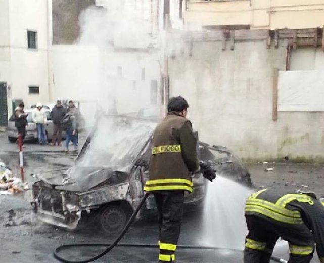 21012015 auto a fuoco