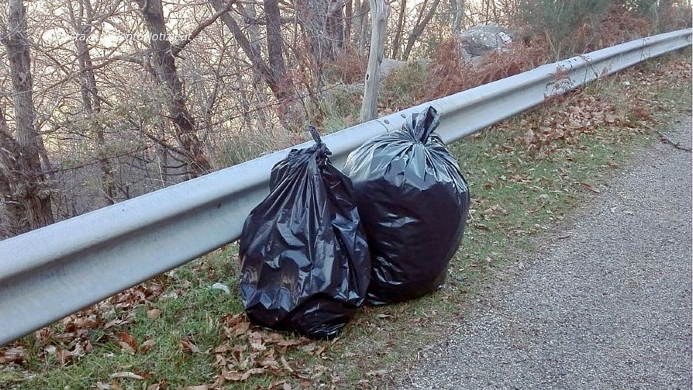 21022022 sacchi spazzatura abbandonati 21022022 sacchi spazzatura abbandonati