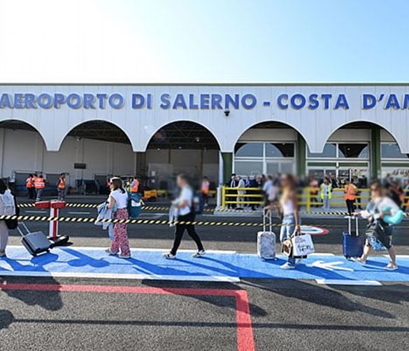 21042025 turisti all'aeroporto di salerno