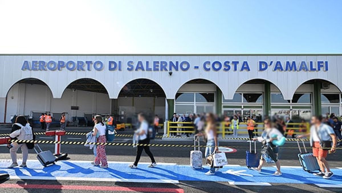 21042025 turisti all'aeroporto di salerno 21042025 turisti all'aeroporto di salerno