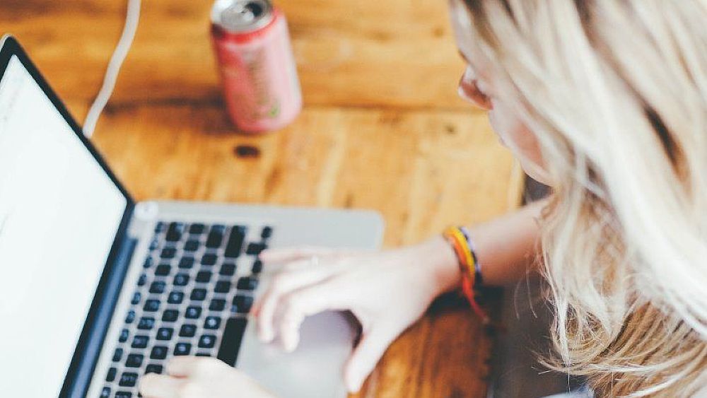 21062023 donna al portatile 21062023 donna al portatile