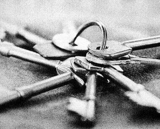 21072014 mazzo di chiavi a terra