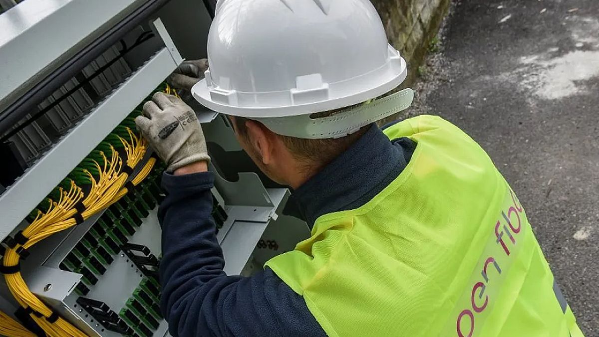 21112025 tecnico open fiber a lavoro