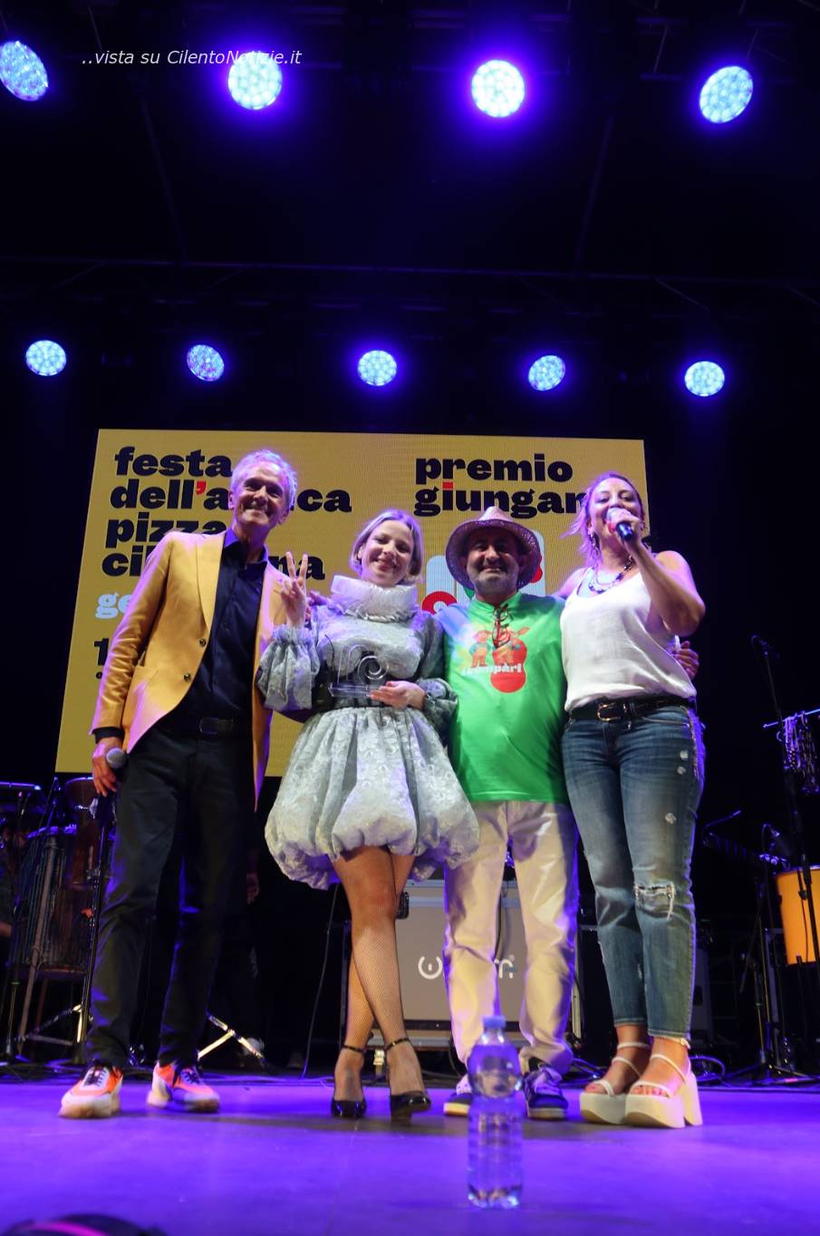 cumpari di pizza sul palco