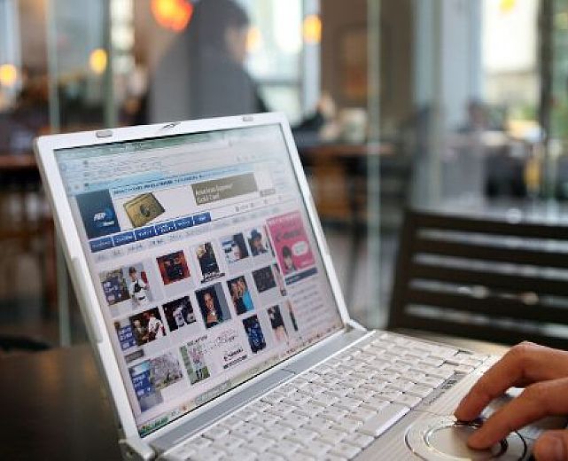 22072014 giornalista al pc