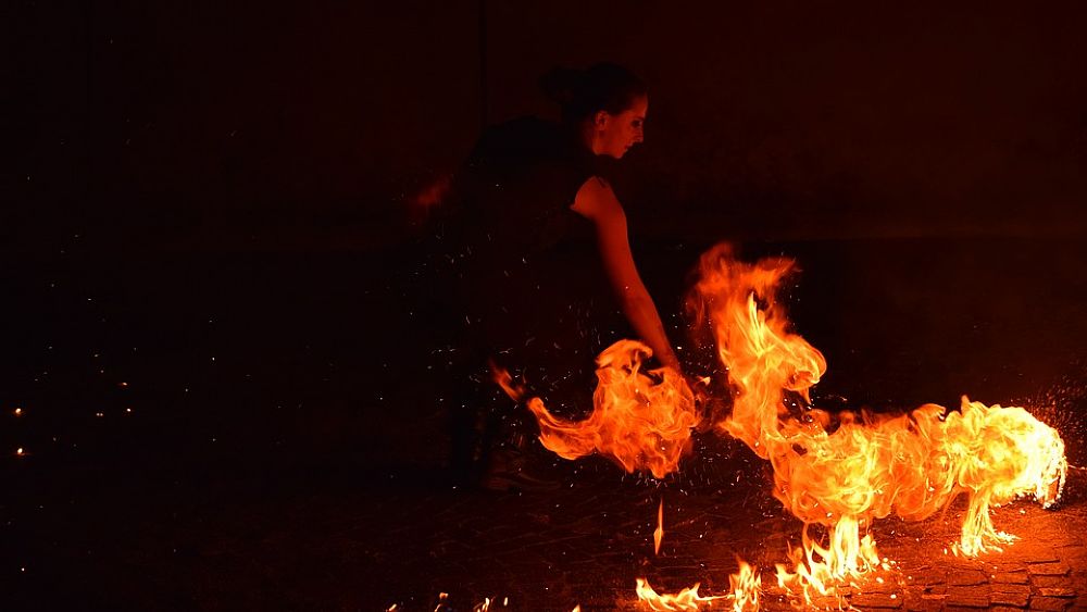 22072018 artista fiamme fuoco